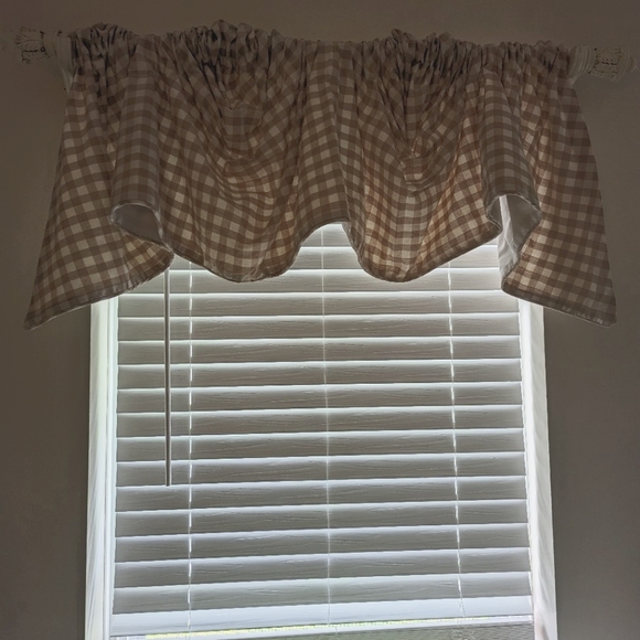 Country Curtains Checked Austrian Valance - Picture 3 of 5